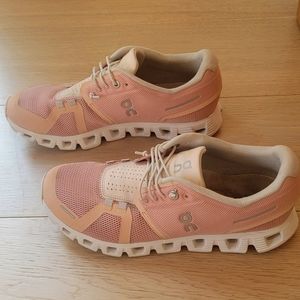 On Cloud Running Shoes Sz 8 Pale  Pink